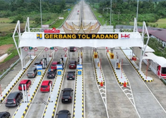 Puluhan Ribu Kendaraan Padati Ruas Tol Padang-Sicincin Saat Libur Panjang