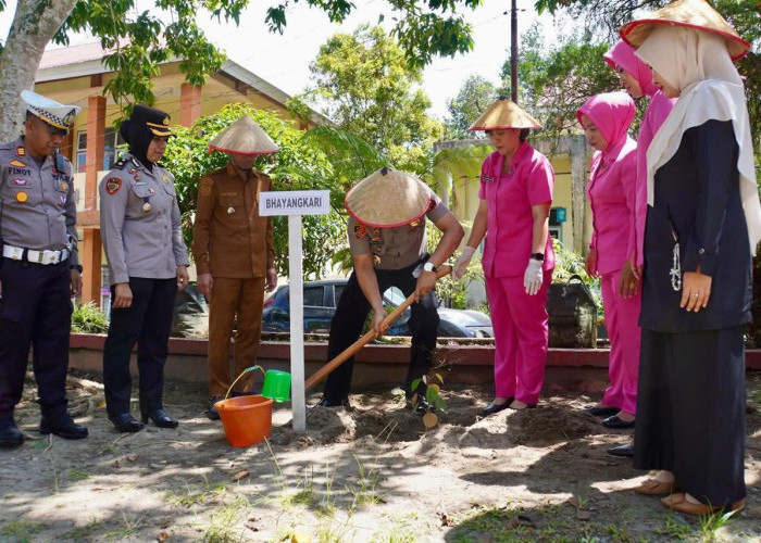 Hardiknas 2026, Polres Padang Panjang Tanam Pohon dan Apresiasi Guru Berprestasi