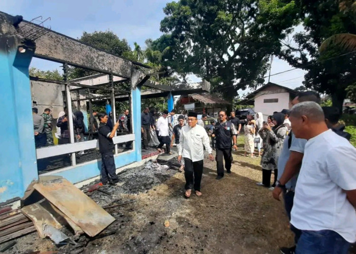 Wakil Wali Kota Padang Serahkan Bantuan Korban Kebakaran di Jalan Pulai