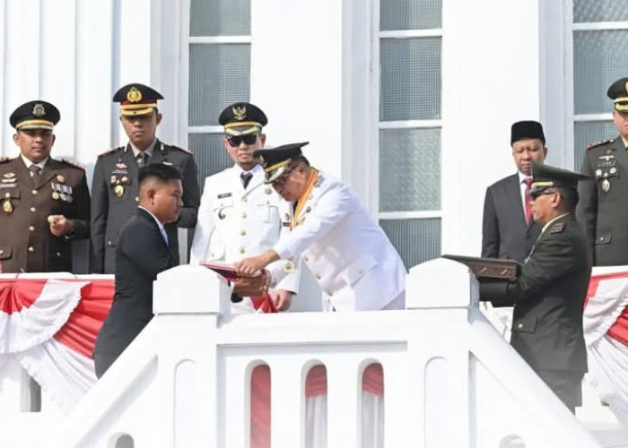 Catat Sejarah, Wali Kota Bukittinggi Serahkan Bendera Pusaka di Bawah Jam Gadang