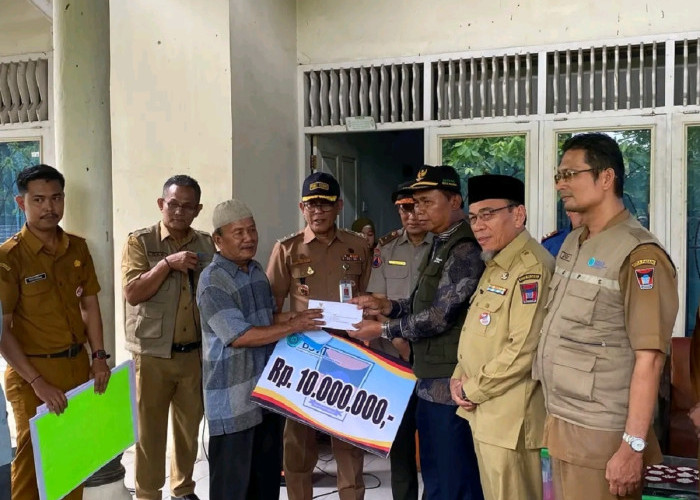 Wawako Padang Maigus Nasir Salurkan Bantuan Korban Kebakaran Jati, Ingatkan Pentingnya Sabar dan Waspada