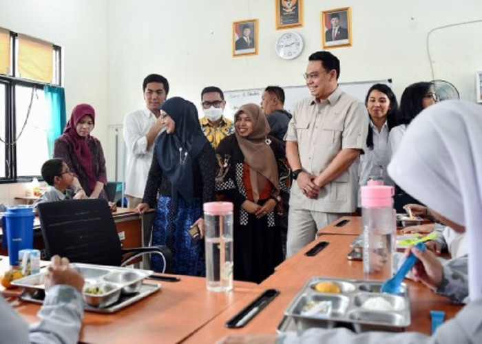 Dukung Anak Berkebutuhan Khusus, Wamenkomdigi Tinjau Makan Bergizi Gratis Berbasis Digital