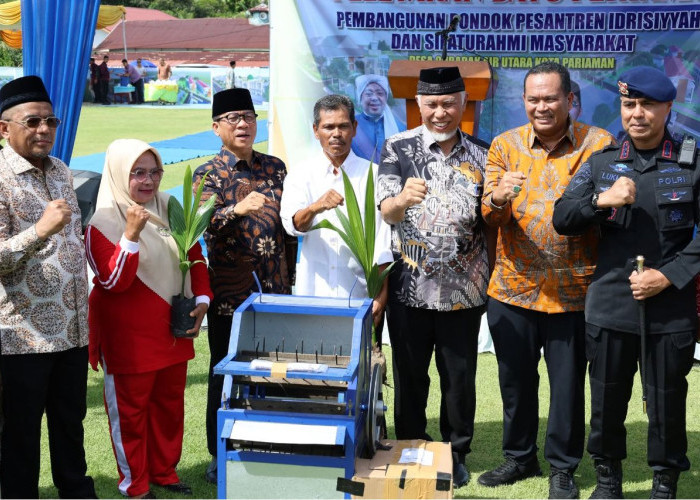 Mendes Yandri Serahkan Bantuan Tani hingga Peletakan Batu Pertama Pesantren dan Masjid Al Azis
