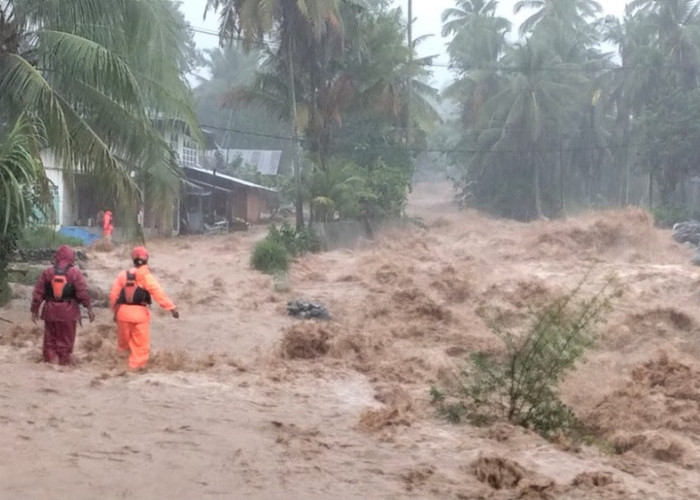 Banjir Rendam Permukiman Koto Tangah, BPBD Padang Turunkan Tim Evakuasi Warga
