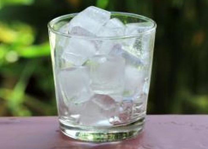 Minum Es saat Musim Hujan Bukan Penyebab Flu, Ini Risiko yang Perlu Diwaspadai
