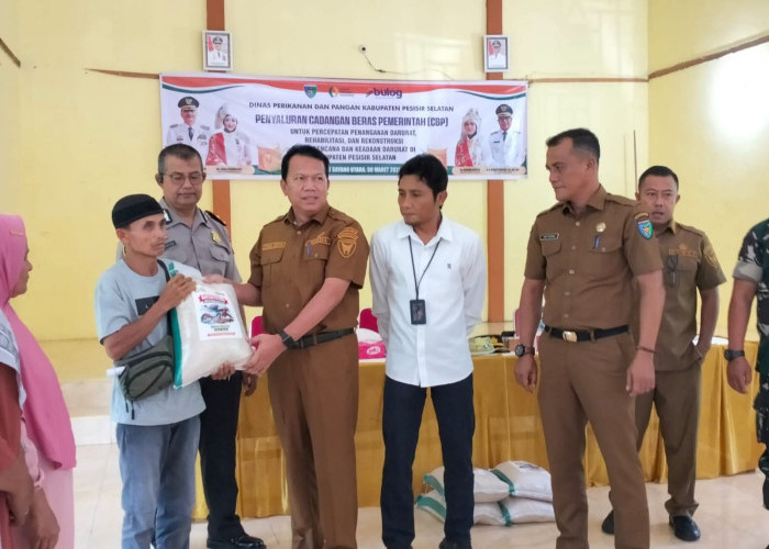 Bantuan Beras Cadangan Pemerintah Disalurkan untuk 53 KK di Huntara Bayang Utara