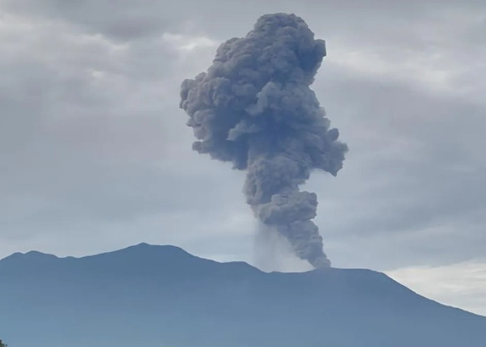Berstatus Waspada, Gunung Marapi Sumbar Erupsi 25 Detik