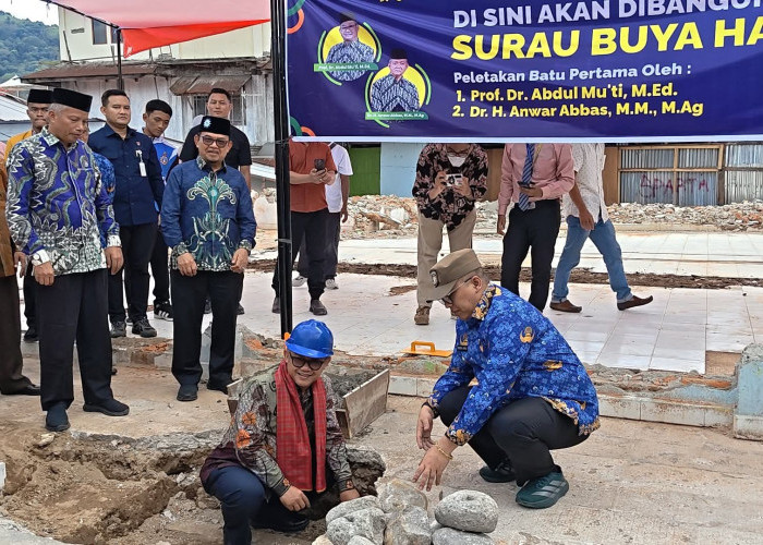 Kunjungi Kauman Muhammadiyah, Mendikdasmen Serahkan Bantuan dan Letakkan Batu Pertama Surau Buya Hamka