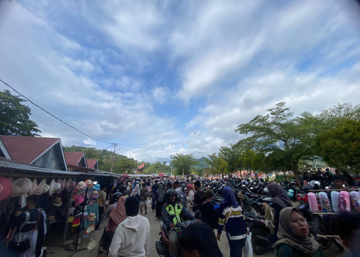 Pengunjung Pantai Carocok Membludak, Target PAD Optimis Tercapai