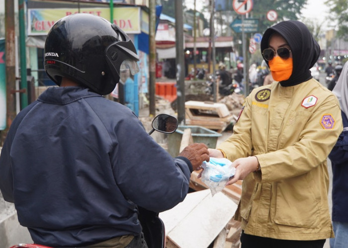 Upaya Cegah Dampak Karhutla, Pramuka Padang Panjang Bagikan Masker untuk Masyarakat