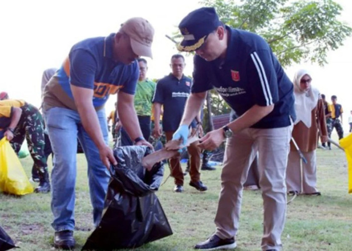Jaga Kelestarian Objek Wisata, Pemkab Agam Bersihkan 2,6 Ton Sampah di Pantai Tiku