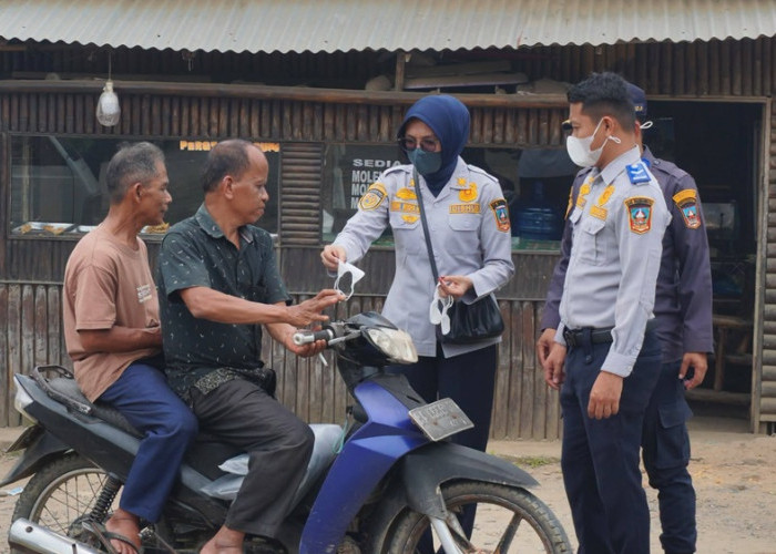 Kabut Asap Selimuti Dharmasraya, Pemprov Sumbar Salurkan 50.000 Masker untuk Warga