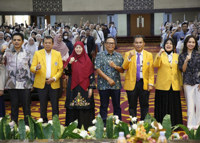 Basrizal Koto dan Harneli Mahyeldi Berbagi Kisah Perjuangan, Bekali Calon Wisudawan UNP Hadapi Dunia Kerja