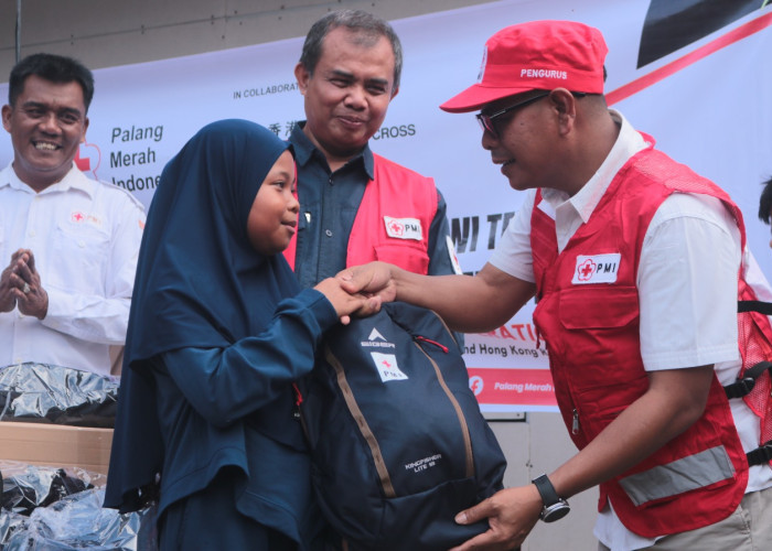 PMI Salurkan 500 Paket School KIT di Pessel, Risnaldi Dorong Anak-anak Makin Semangat Belajar