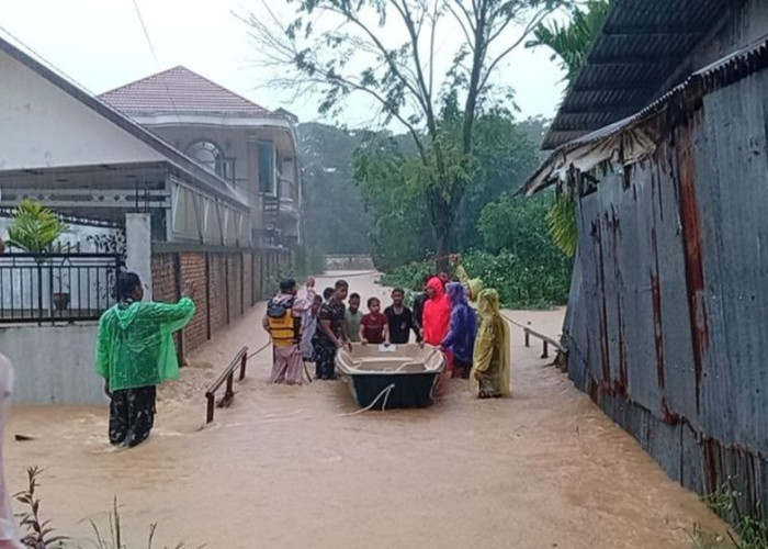 Banjir Padang Surut, Warga Mulai Bersih-bersih Rumah