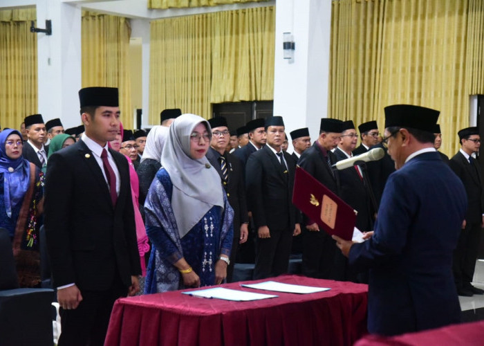 Bupati Padang Pariaman John Kenedy Azis Lantik Pejabat Baru, Ingatkan Kinerja Akan Dievaluasi