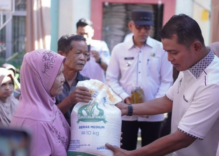 Pemkab Solok Salurkan Bantuan Pangan, Ribuan Keluarga Terima Beras dan Minyak Goreng