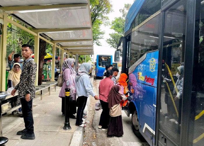 Wajah Baru Halte Trans Padang Imam Bonjol: Kini Dilengkapi CCTV dan Tempat Cas HP