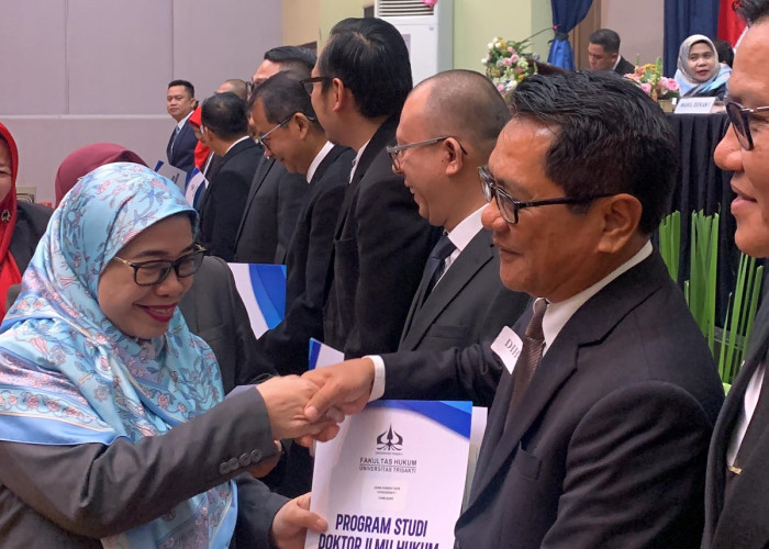 Bupati Padang Pariaman John Kenedy Azis Raih Gelar Doktor Ilmu Hukum dengan Predikat Cumlaude