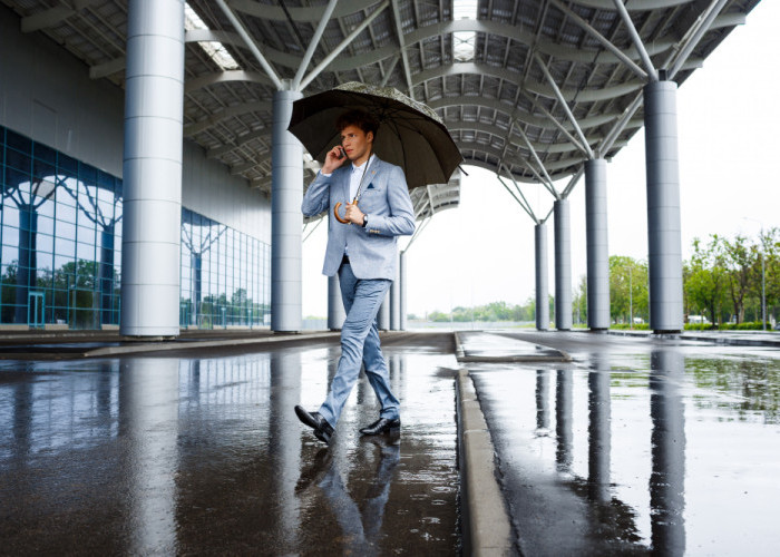 7 Barang Penyelamat Saat Hujan Tiba-tiba Datang Anak Kantoran Wajib Tahu!