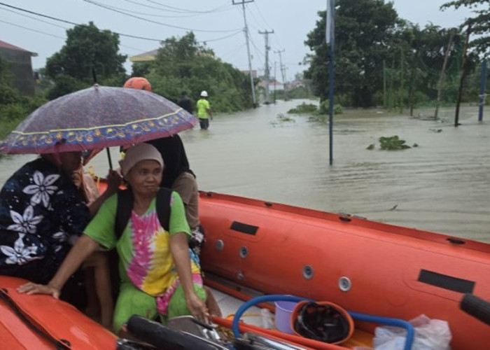 Evakuasi Warga Terdampak Banjir di Padang: BPBD Turunkan Perahu Karet