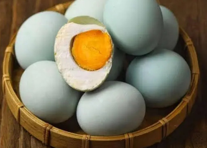 Cara Membuat Telur Asin Tradisional, Cukup Pakai Garam dan Abu Gosok