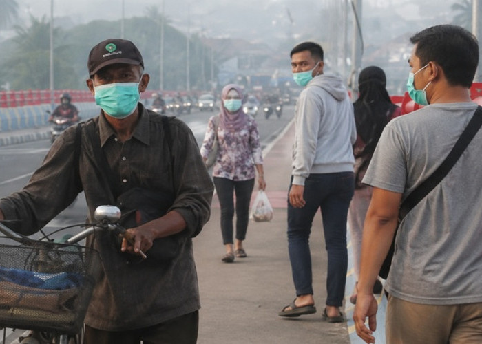 Pemprov Sumbar Bagikan Ribuan Masker untuk Antisipasi Bahaya Kabut Asap