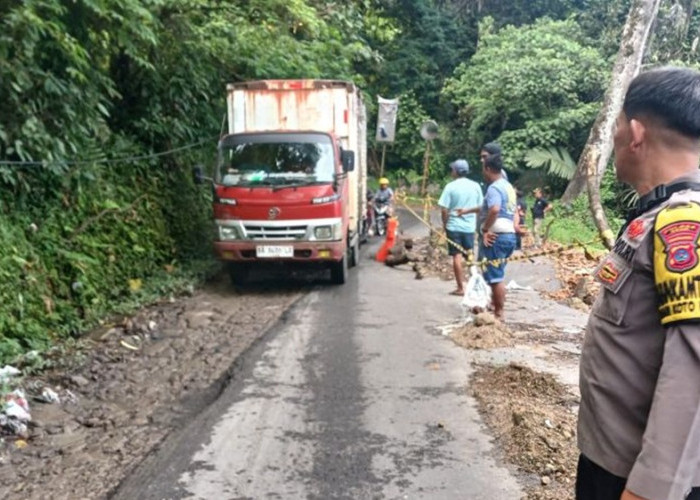 Kelok 10 Longsor Lagi: Pemkab Agam Gerak Cepat Pasang Rambu Peringatan bagi Pengendara