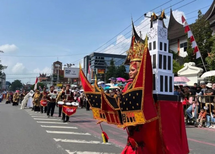 Kemeriahan Pawai Alegoris HUT Ke-81 RI di Bukittinggi Menyedot Antusiasme Ribuan Warga