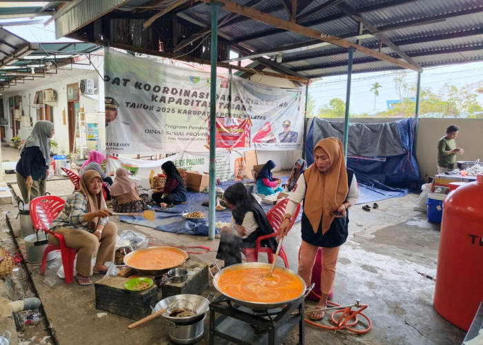 Dinsos Sumbar Operasikan 50 Dapur Umum untuk Korban Banjir dan Longsor, Ribuan Nasi Bungkus Didistribusikan Se