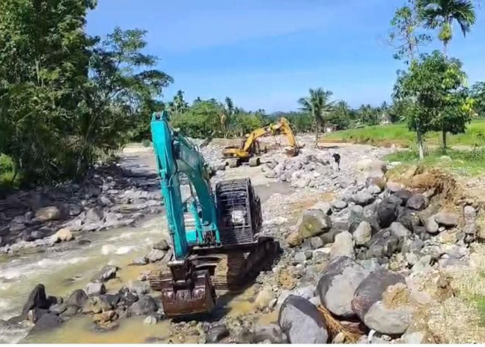Instruksi Gubernur Mahyeldi Tuntas, 3 Alat Berat Mulai Normalisasi Sungai Banjir Kuranji Padang