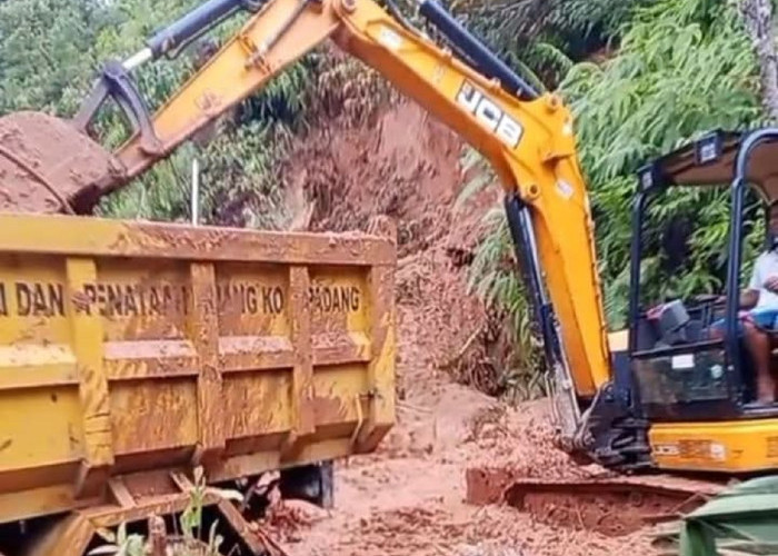 Bencana Hidrometeorologi di Padang: Longsor Tutup Jalan, Sampah 20 Ton Menumpuk di Muaro Lasak