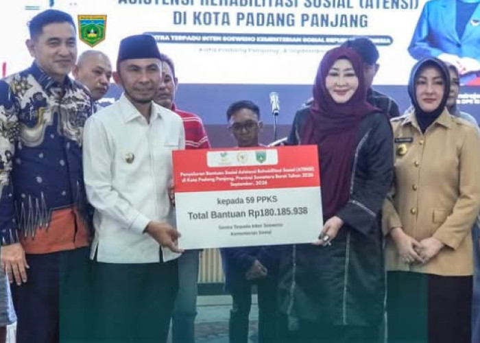 Warga Padang Panjang Terima Bantuan ATENSI Kemensos, Ada Kursi Roda hingga Modal Usaha 
