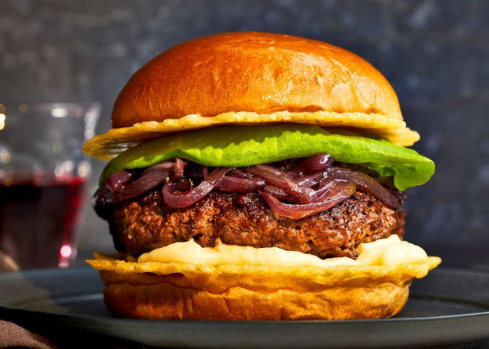 Resep Burger Homemade Lezat, Juicy, dan Mudah Dibuat di Rumah