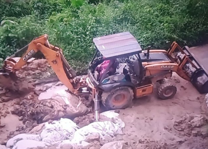 Jalan Kelok 44 Agam Tertimbun Longsor, Alat Berat Dikerahkan Bersihkan Material