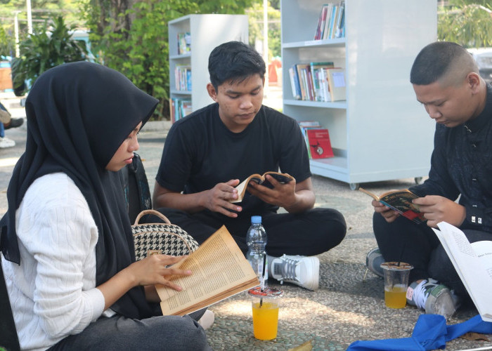 Generasi Z Sambut Positif Perpustakaan Outdoor Dispusip Padang, Minta Koleksi Buku Ditambah