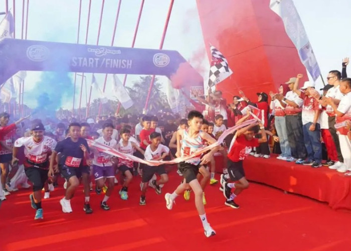 Ribuan Warga Padati Dharmasraya Merah Putih Run 2026 di Jembatan Kabel