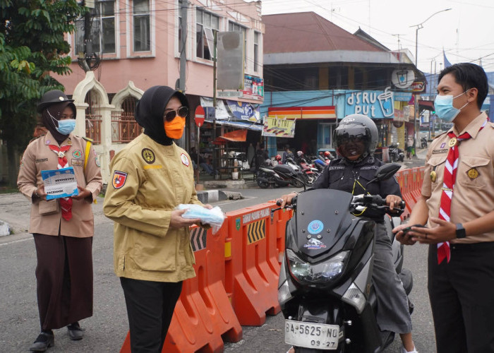 Pramuka Padang Panjang Bagikan Masker, Bantu Lindungi Warga dari Kabut Asap