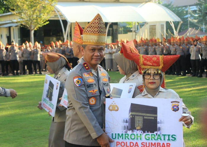 Kapolda Sumbar Beri Hadiah Umrah Gratis untuk 12 Personel Berprestasi