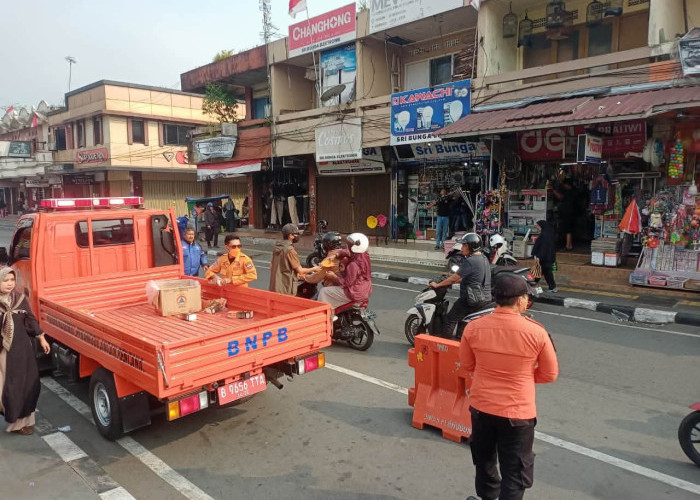 Kualitas Udara Padang Panjang Menurun Akibat Karhutla, BPBD Kesbangpol Bagikan Masker
