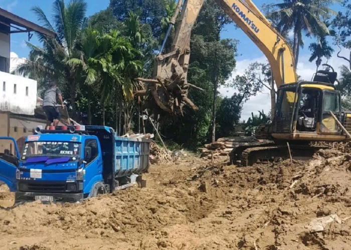 Percepat Pemulihan Pascabencana, Pemko Padang Bersihkan Sisa Longsor di Sejumlah Titik 