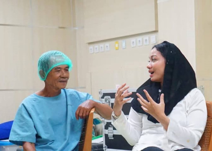 Bupati Dharmasraya Tinjau Langsung Operasi Katarak di RSUD Sungai Dareh