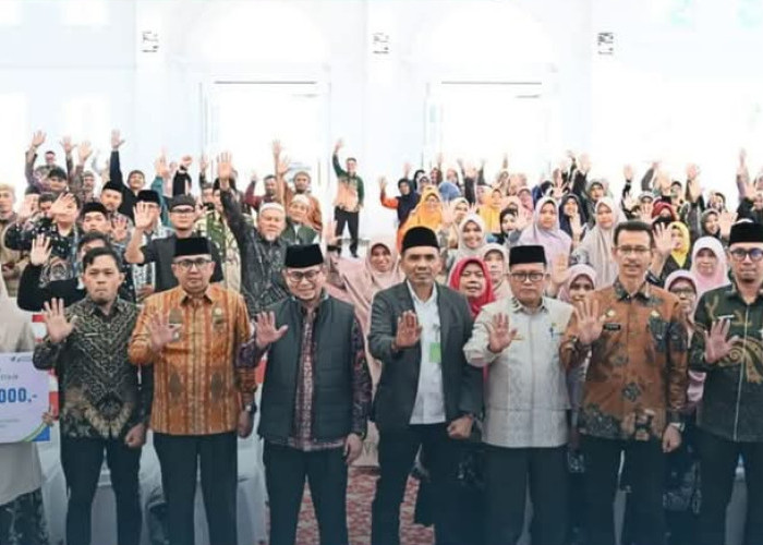 Wawako Ibnu Asis Serahkan Insentif Guru Keagamaan & Garin Bukittinggi, Dilengkapi BPJS Ketenagakerjaan
