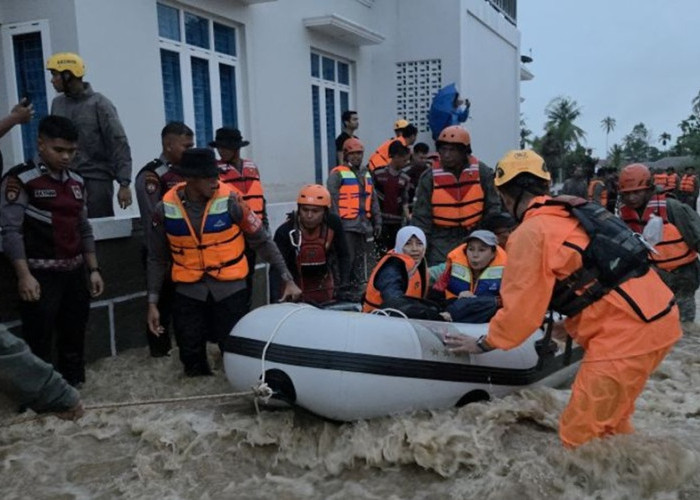 Tim SAR Evakuasi Lebih dari 50 Warga Terjebak Banjir di Padang