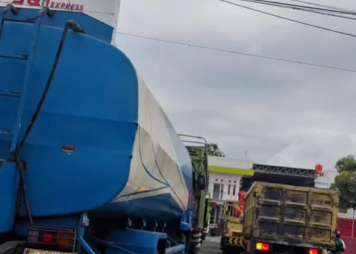 Disperindag Sumbar Pastikan Tak Ada Pengurangan Solar, Antrean Truk di SPBU Akibat Keterlambatan Logistik