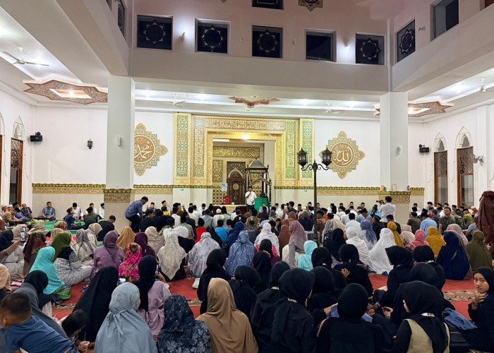 Bantu Masyarakat Sungai Geringging, Inspektur Sumbar Andri Yulika Pimpin Safari Ramadan di Masjid Raya