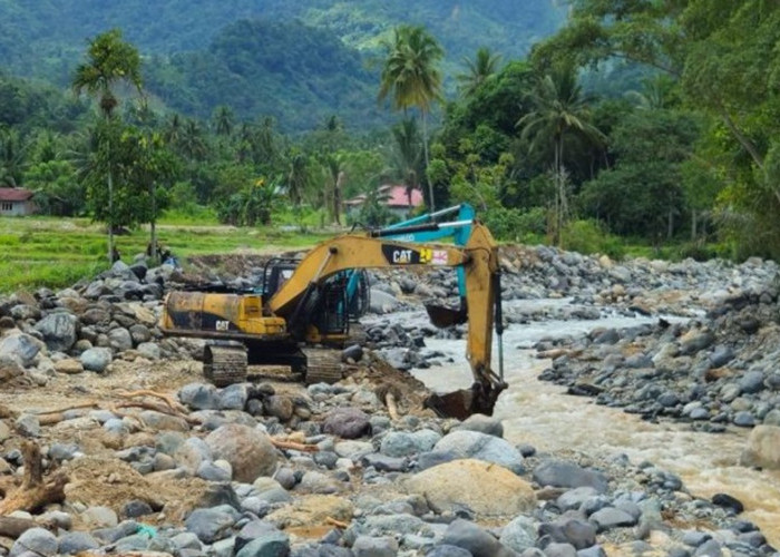 Pemerintah Turunkan Tiga Unit Alat Berat untuk Penanganan Banjir Padang