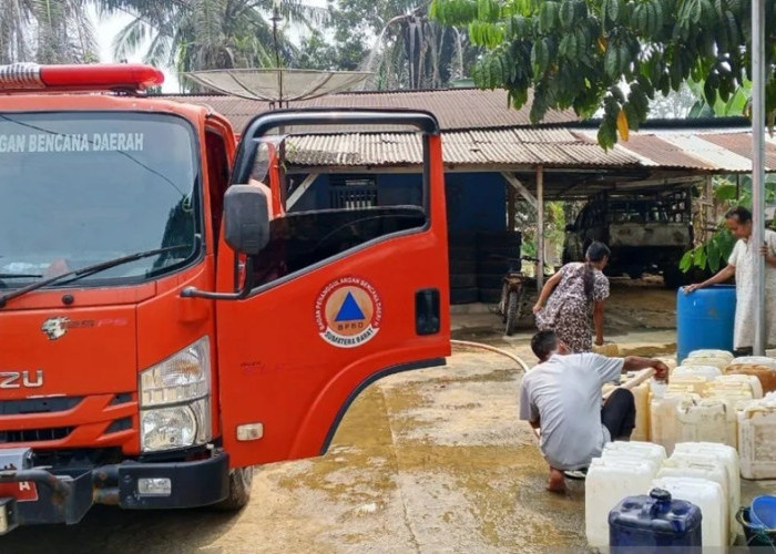 BPBD Dharmasraya Salurkan Pasokan Air Bersih untuk Warga Terdampak Kekeringan