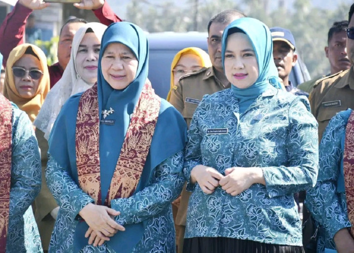 Pantun Ketua TP PKK Sumbar Bawa Sinyal Kemenangan untuk Dasawisma Aloe Vera 7 Padang