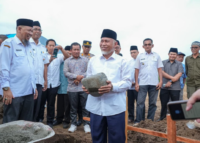Gubernur Mahyeldi Letakkan Batu Pertama Relokasi SMKN 1 Sasak Ranah Pasisie, Perluas Akses Pendidikan di Pasba